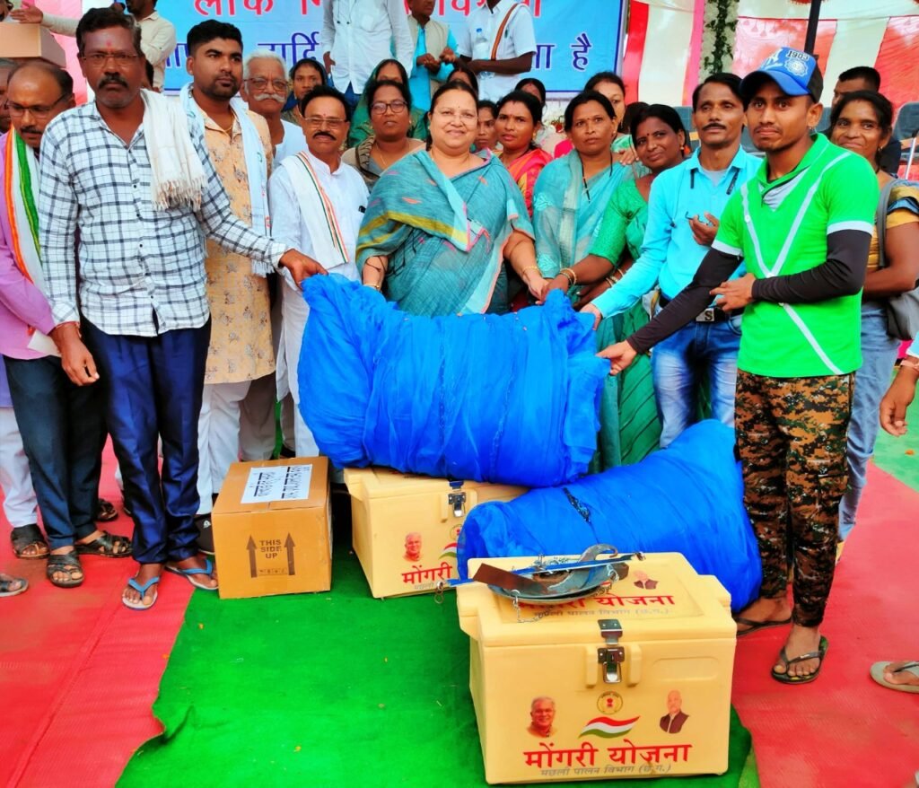 रायपुर : मंत्री  अनिला भेंड़िया ने ग्राम चिखली, ठेमाबुजुर्ग और आमाडुला में किया विभिन्न निर्माण कार्यों का भूमिपूजन एवं लोकार्पण