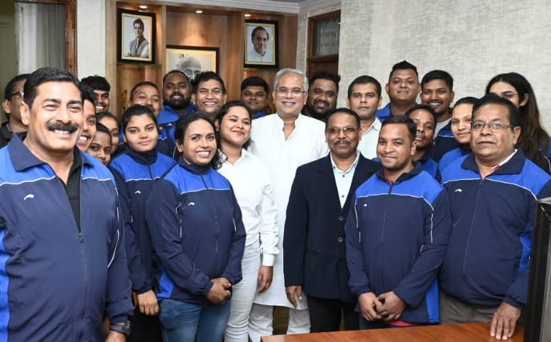 रायपुर : ​​​​​​​मुख्यमंत्री से छत्तीसगढ़ पावर लिफ्टिंग एवं बॉडी बिल्डिंग एसोसिएशन के पदाधिकारियों और खिलाड़ियों ने की सौजन्य मुलाकात