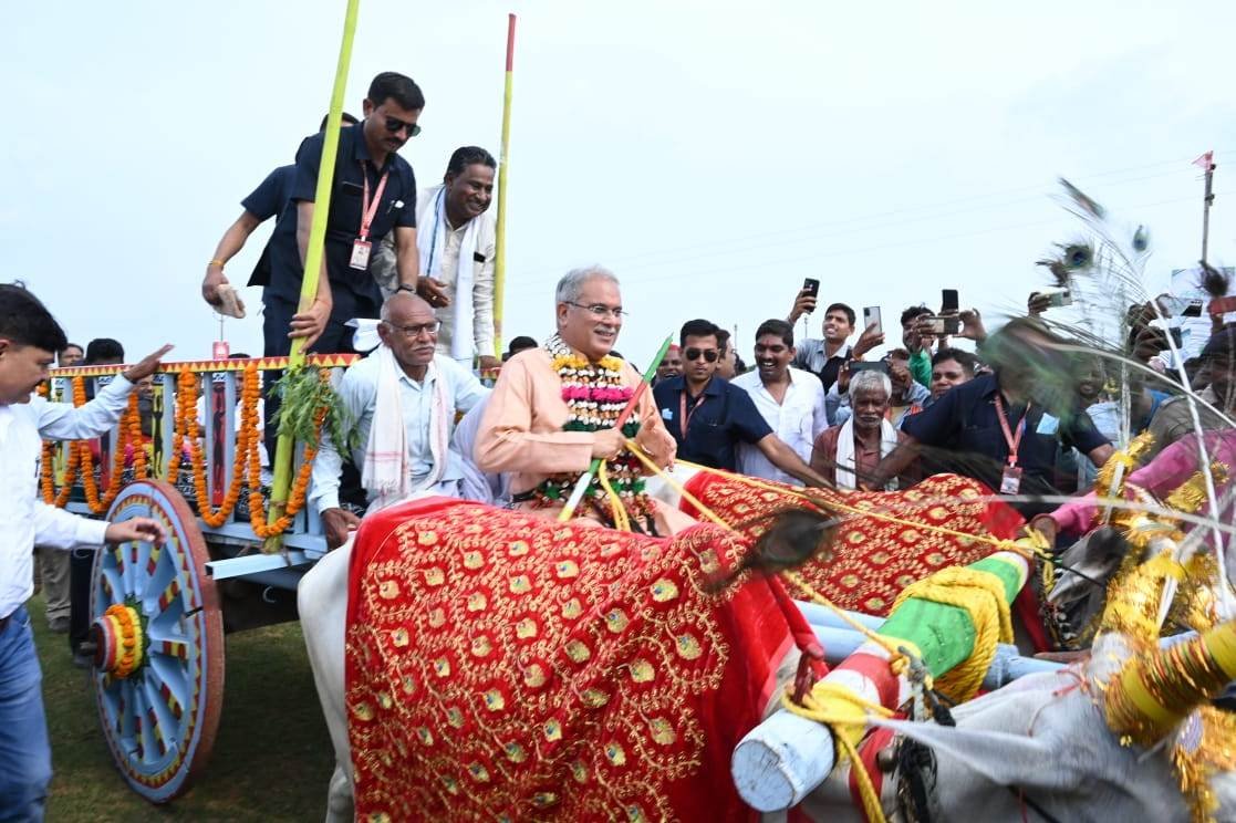 रायपुर : ड्रोन के माध्यम से खेतों में होगा छिड़काव, बैटरीचलित कल्टिवेटर वाले नांगर से कम समय में हो सकेगी अधिक जुताई-बुआई
