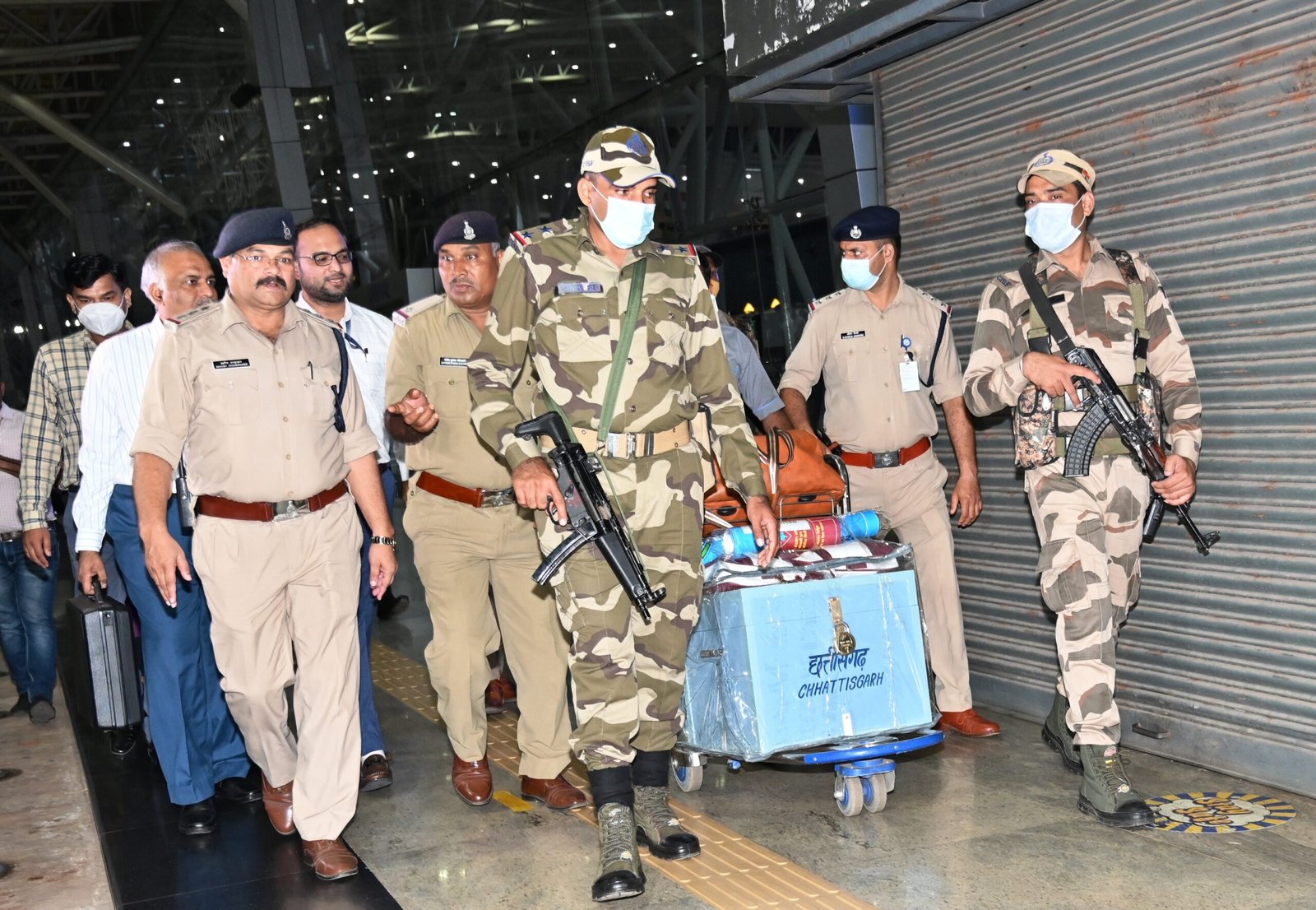 रायपुर : राष्ट्रपति चुनाव के लिए रायपुर पहुंची मतदान सामग्री, मतपेटी सीलबंद स्ट्रांग-रूम में सशस्त्र बल के पहरे में