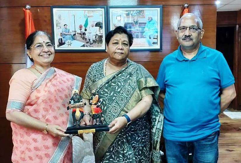 रायपुर : राज्यपाल  उइके से विभिन्न क्षेत्रों से जुड़े प्रतिनिधियों ने की मुलाकात