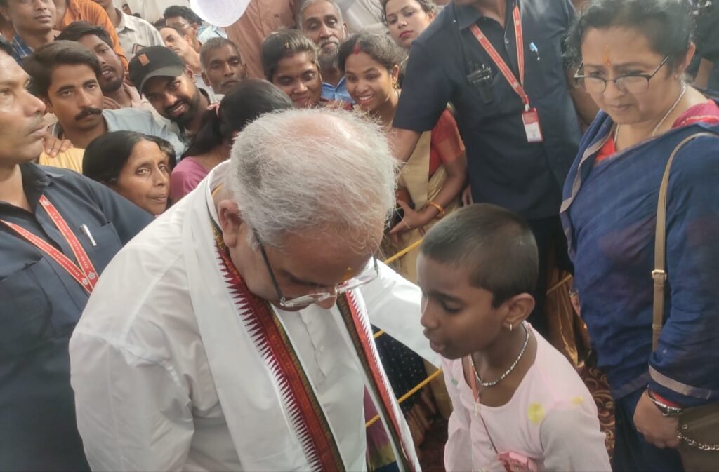 रायपुर : बच्ची को दुरूखी देख मुख्यमंत्री ने बुलाया अपने पास, पूछा कारण, फिर दी मनचाही सौगात