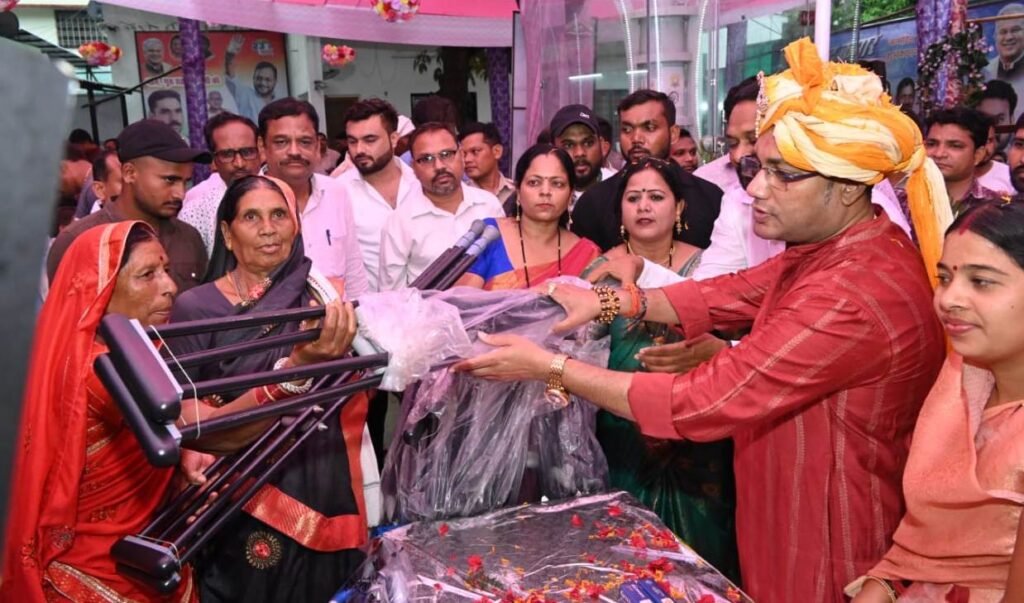 रायपुर : मंत्री गुरू रूद्रकुमार ने सादगी से मनाया जन्मदिन