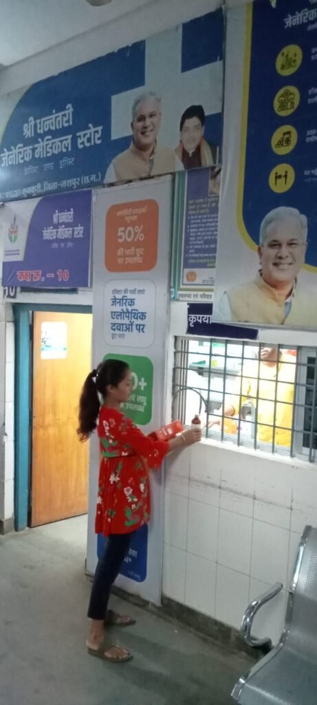 जशपुरनगर:धनवंतरी मेडिकल स्टोर से हर वर्ग के लोगों को मिल रहा लाभ