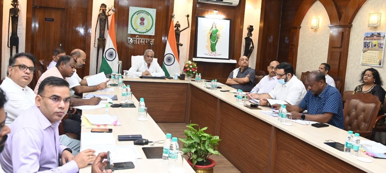 रायपुर :  मुख्यमंत्री  भूपेश बघेल आज यहाँ अपने निवास कार्यालय में कृषि विकास एवँ किसान कल्याण तथा जैव प्रौद्योगिकी विभाग की समीक्षा कर रहे हैं…