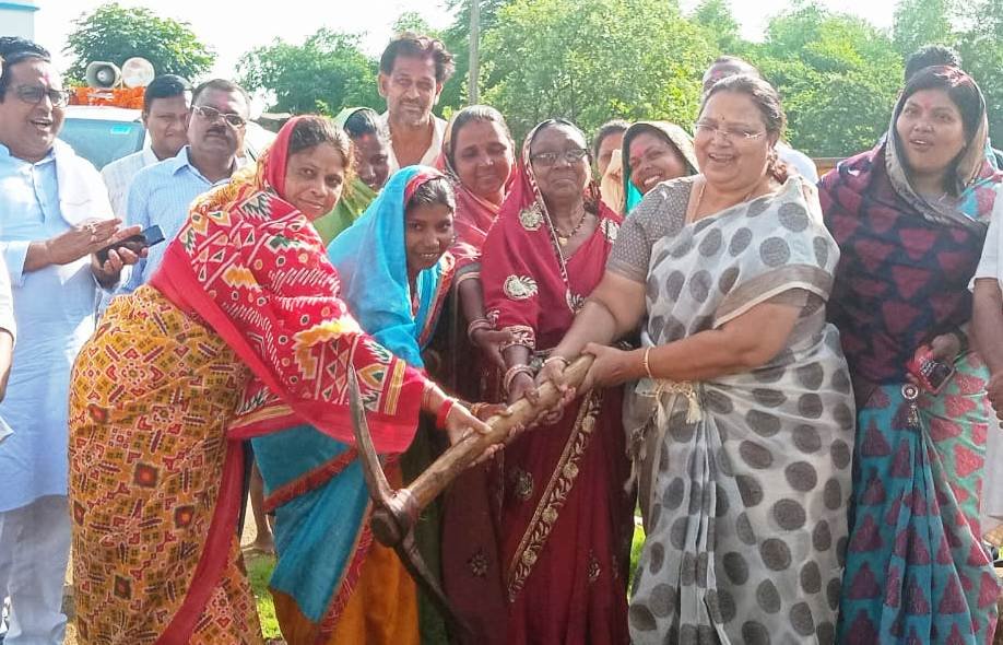 रायपुर : मंत्री  भेंड़िया ने ग्राम रेंगनी, जोगीभाट, बटेरा और सिवनी में विभिन्न निर्माण कार्यों का भूमिपूजन किया