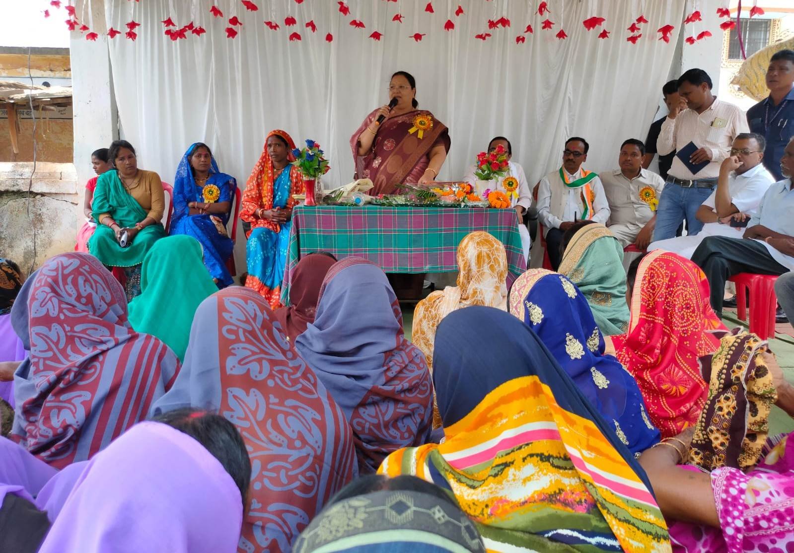 रायपुर : मंत्री  भेंड़िया ने चौपाल लगाकर सुनी ग्रामीणों की समस्याएं: त्वरित निराकरण के दिए निर्देश