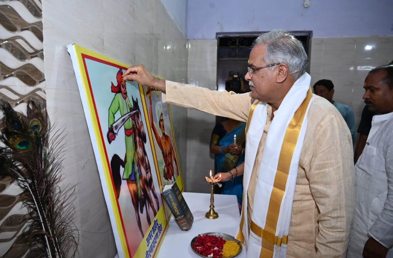 रायपुर : हमारा प्रयास आदिवासी समाज को आर्थिक रूप से सशक्त बनाना है : मुख्यमंत्री  भूपेश बघेल