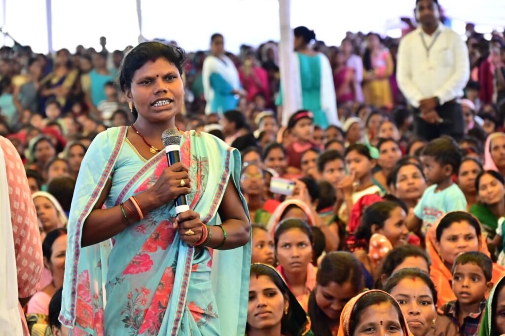रायपुर : कभी गोबर से घर को पोतकर दीवारों को मजबूत बनाते थे, आज गोबर बेचकर मजबूत घर बना रहे हैं