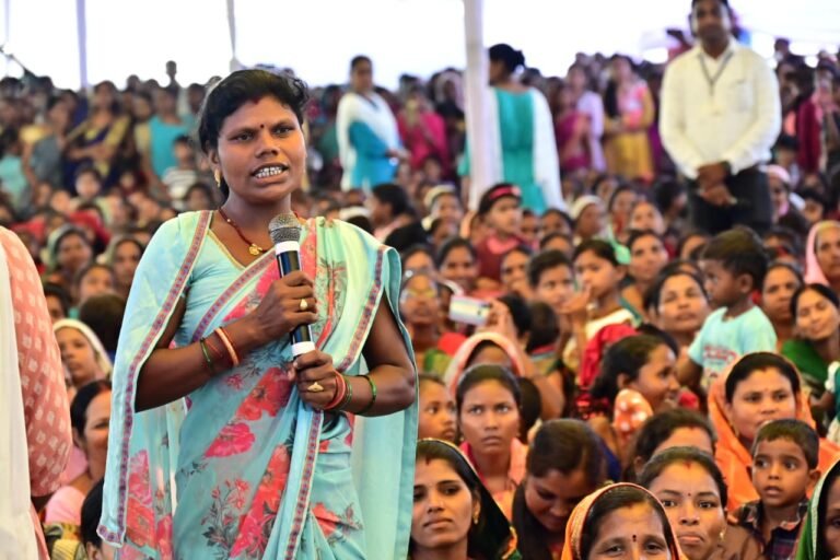 रायपुर : कभी गोबर से घर को पोतकर दीवारों को मजबूत बनाते थे, आज गोबर बेचकर मजबूत घर बना रहे हैं