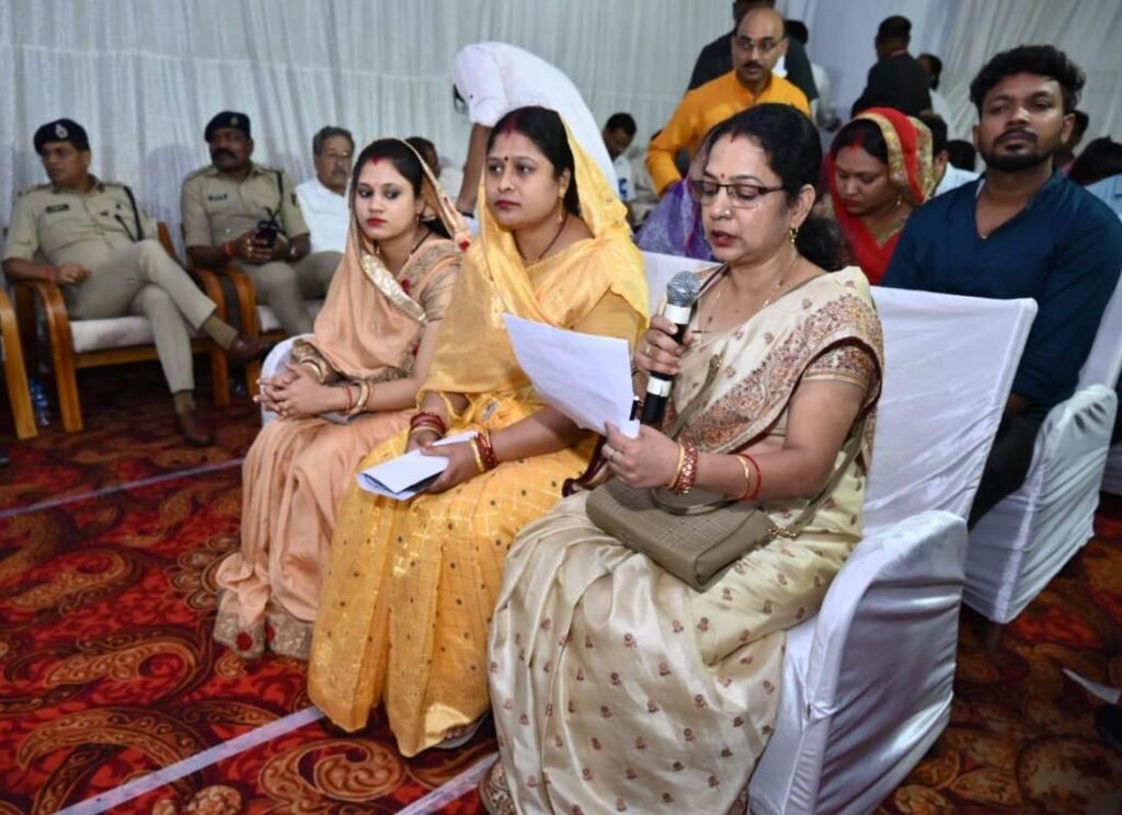 रायपुर : मुख्यमंत्री भूपेश बघेल ने बैकुंठपुर में विभिन्न समाज एवं संगठनों के प्रतिनिधि मंडल से की मुलाकात