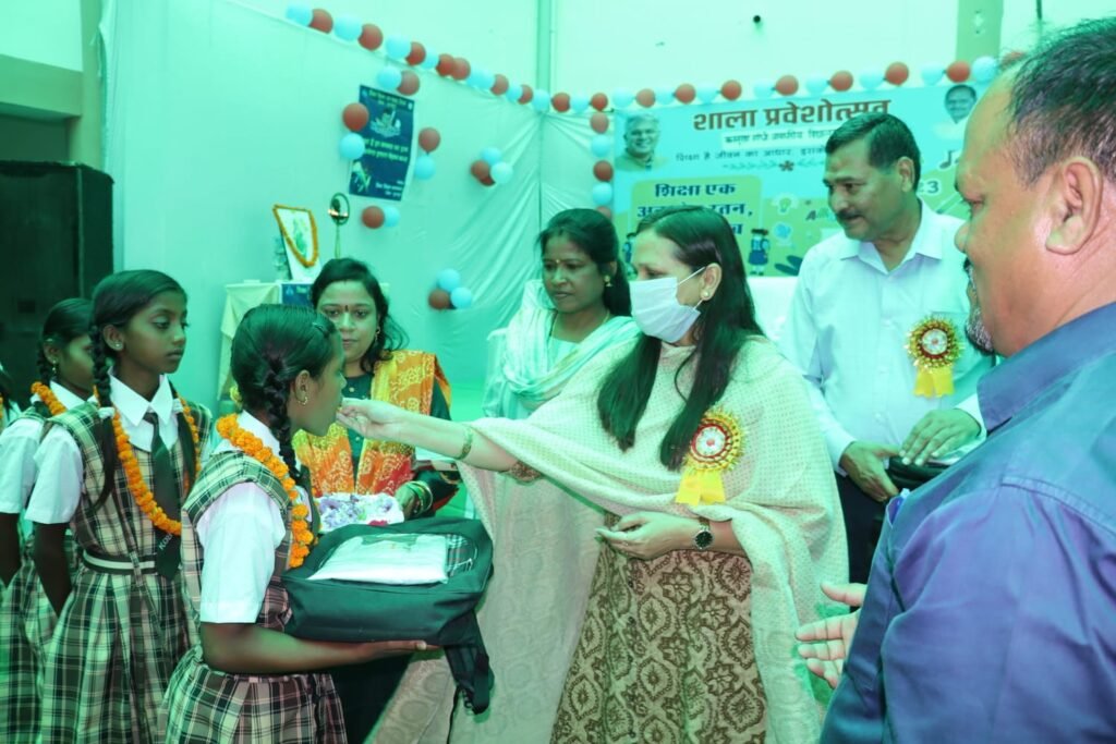 सूरजपुर : कस्तूरबा गांधी बालिका आवासीय विद्यालय में शाला प्रवेश उत्सव का हुआ आयोजन