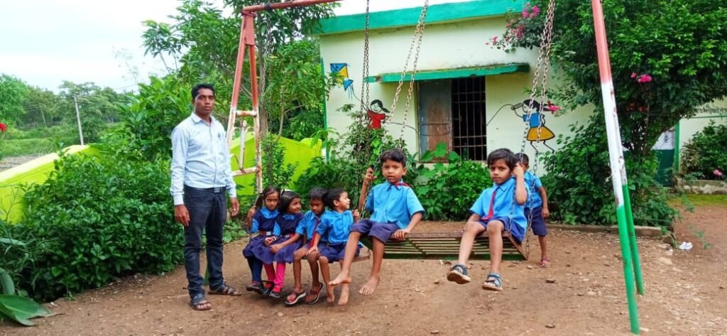 महासमुंद : विशेष लेख : ज़िले के बालवाड़ी केंद्रों में बच्चें खेल आधारित गतिविधियों के जरिए पढ़ना सीख रहे