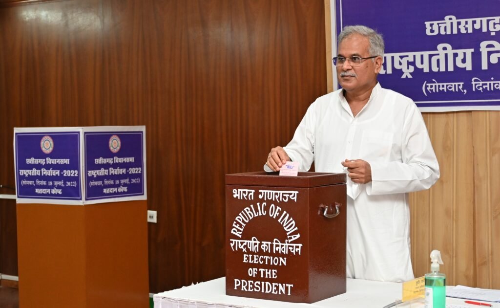 रायपुर : राष्ट्रपति निर्वाचन के लिए प्रदेश के सभी 90 विधायकों ने डाले वोट, सहायक रिटर्निंग ऑफिसर सीलबंद मतपेटी को लेकर जाएंगे नई दिल्ली