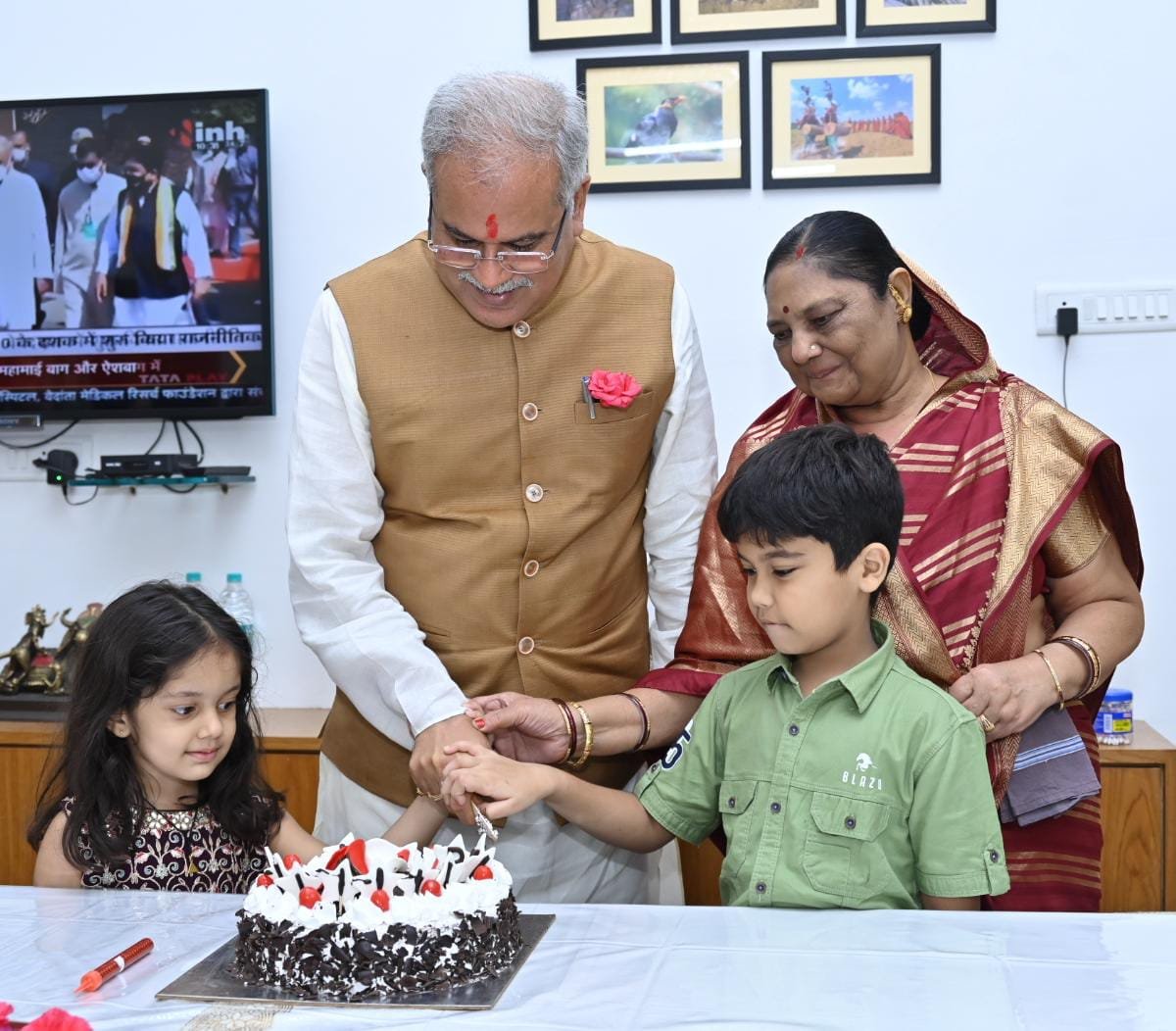 रायपुर : मुख्यमंत्री  भूपेश बघेल ने अपने जन्मदिन के अवसर पर परिवार संग केक काटा…