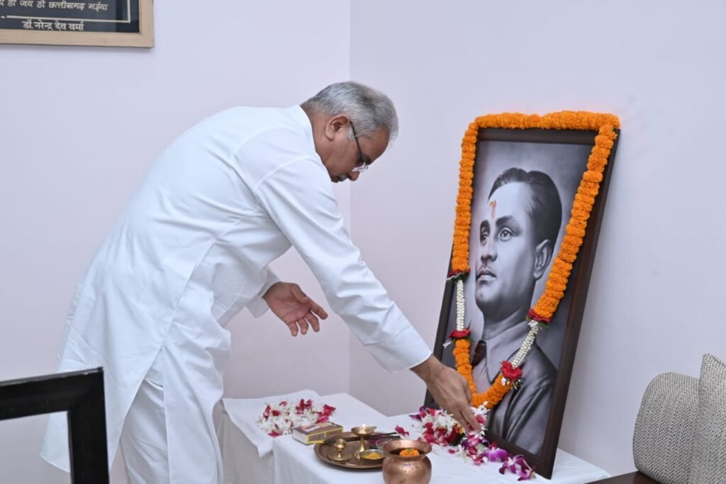 रायपुर : मुख्यमंत्री भूपेश बघेल ने खेल दिवस के अवसर पर हॉकी के जादूगर मेजर ध्यानचंद को श्रद्धांजलि अर्पित की