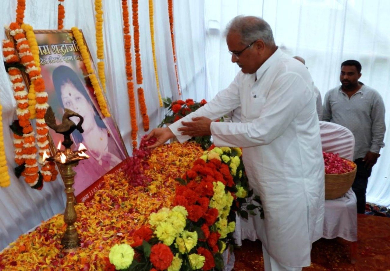 रायपुर : मुख्यमंत्री  बघेल कचान्दुर पहुंचकर स्व. श्रीमती भूषण साहू को दी श्रद्धांजलि