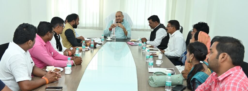 रायपुर : पंचायत एंव ग्रामीण विकास मंत्री श्री रविन्द्र चौबे से प्रदेश सरपंच संघ के पदाधिकारियों ने की मुलाकात