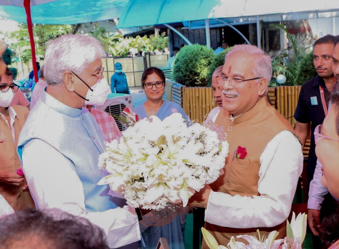 रायपुर: छ्त्तीसगढ़ के स्वास्थ मंत्री श्री टी.एस. सिंहदेव ने मुख्यमंत्री निवास पहुंचकर मुख्यमंत्री  भूपेश बघेल को जन्मदिन की बधाई एवं शुभकामनाएं दीं…