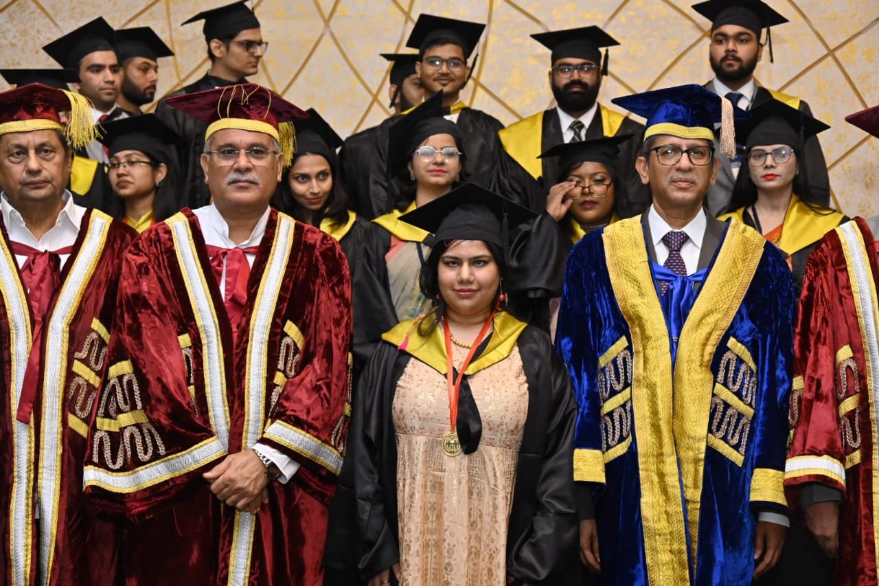 रायपुर: दृढ़ इच्छाशक्ति के दम पर दृष्टिहीन छात्रा बनी हिदायतुल्ला नेशनल लॉ युनिवर्सिटी की टॉपर