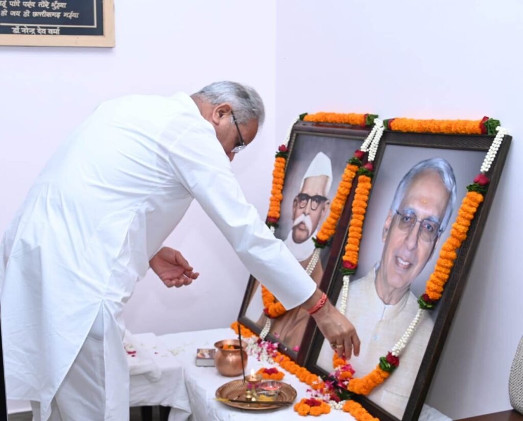 रायपुर : मुख्यमंत्री ने पंडित रविशंकर शुक्ल व शहीद विद्याचरण शुक्ल की जयंती पर उन्हें किया नमन