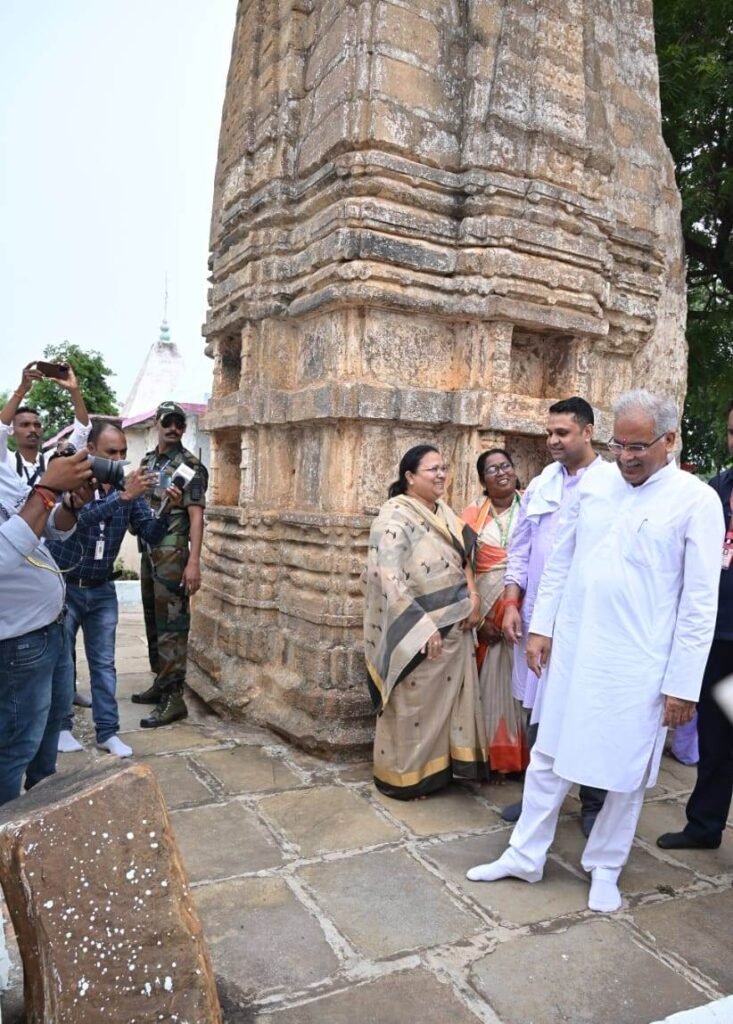 रायपुर : भेंट-मुलाकात, ग्राम मालीघोरी : मुख्यमंत्री भूपेश बघेल ने कुकुरदेव मंदिर में पूजा अर्चना कर प्रदेश की सुख समृद्धि की कामना की