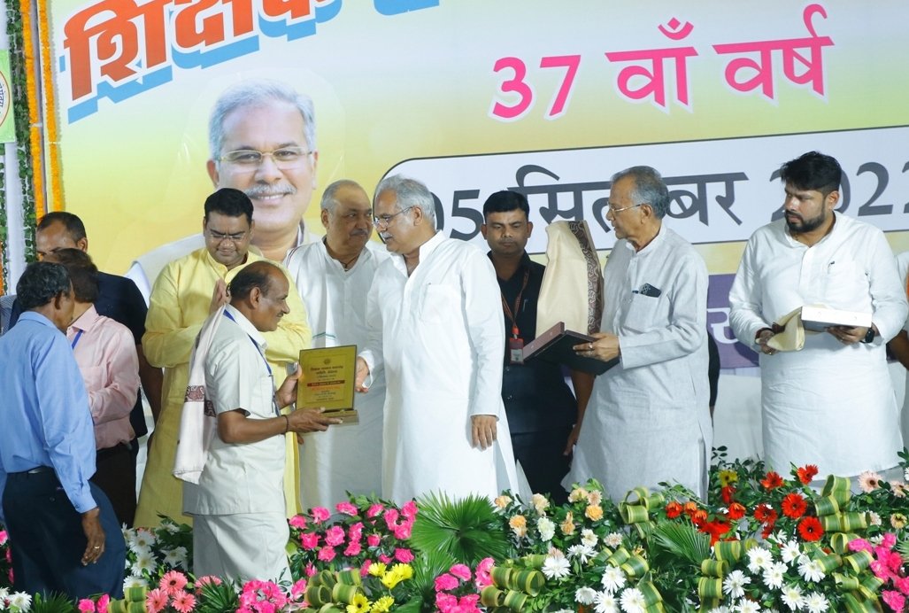 रायपुर ; भावी पीढ़ी को वैचारिक एवं शैक्षणिक रुप से और अधिक सुदृढ़ तथा योग्य बनाने पर जोर: मुख्यमंत्री  बघेल