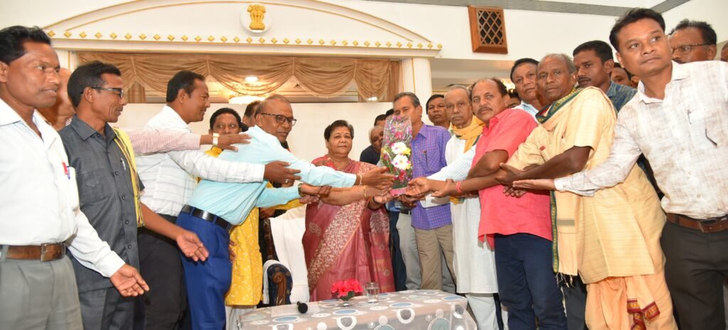 रायपुर : प्रदेश की 12 जातियों को अनुसूचित जनजाति में शामिल कराने के राज्यपाल सुश्री उइके के प्रयासों के लिए आदिवासी प्रतिनिधिमण्डलों ने जताया आभार