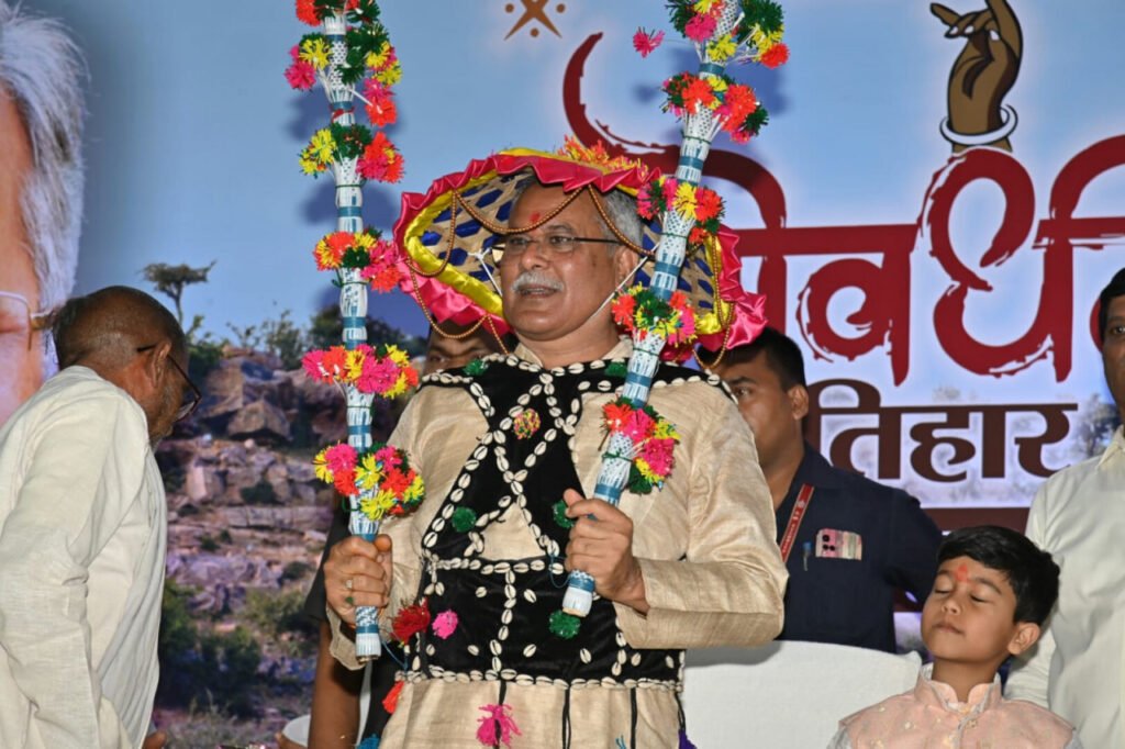 रायपुर: मुख्यमंत्री निवास में छत्तीसगढ़ की परंपरा अनुसार देवारी तिहार और गोवर्धन पूजा का कार्यक्रम शुरू