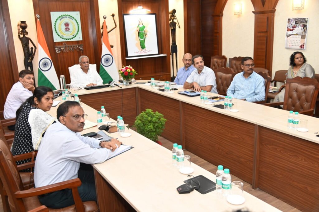 रायपुर : सड़कों का निर्माण कार्य शीघ्र और गुणवत्तापूर्ण हो: मुख्यमंत्री भूपेश बघेल