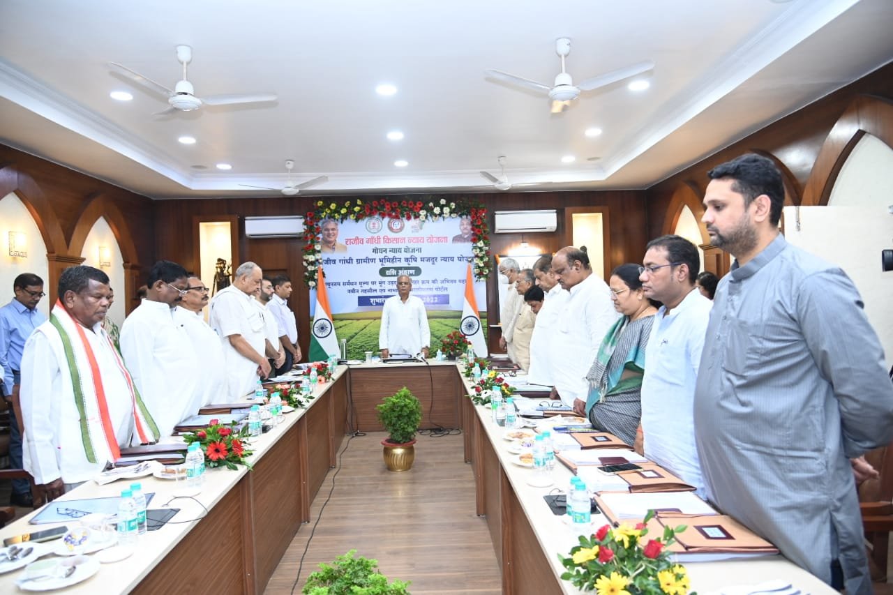 रायपुर : मुख्यमंत्री  भूपेश बघेल ने दिवंगत विधानसभा उपाध्यक्ष स्व  मनोज मंडावी को दी श्रद्धांजलि