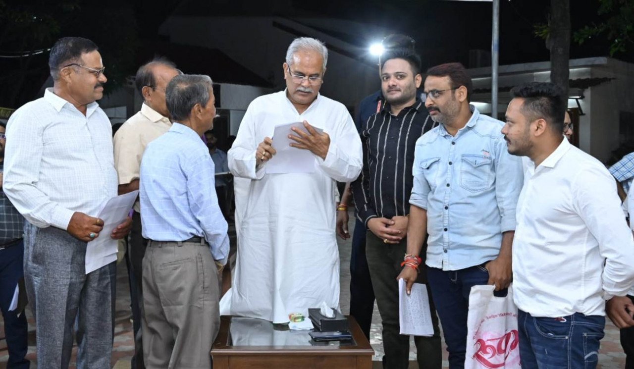 रायपुर : मुख्यमंत्री ने प्रशांत की स्पाइनल सर्जरी के लिए दी साढ़े तीन लाख रुपये की आर्थिक सहायता 
