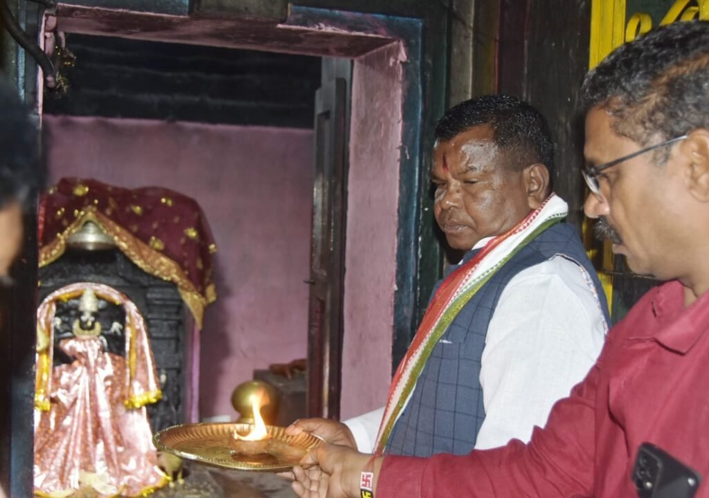 दंतेवाड़ा : मंत्री कवासी लखमा ने किया दन्तेश्वरी मां का दर्शन