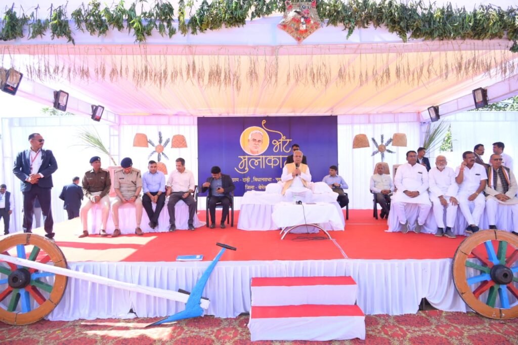 रायपुर : भेंट-मुलाकात कार्यक्रम को संबोधित करते हुए मुख्यमंत्री  भूपेश बघेल ने कहा कि आज दाढ़ी में नवागढ़ विधानसभा में आया हूँ