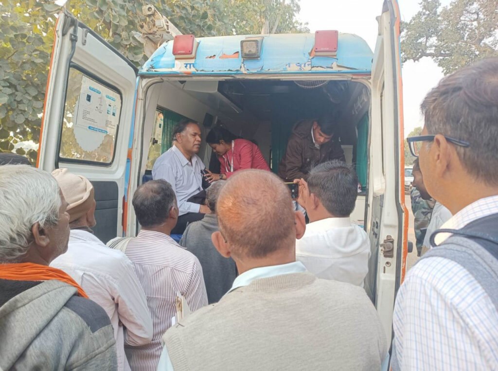 रायपुर : कलेक्टर ध्रुव ने स्वास्थ्य परीक्षण के बहाने कोटाडोल के साप्ताहिक बाजार में लगे मुख्यमंत्री हाट-बाजार क्लिनिक का लिया जायजा