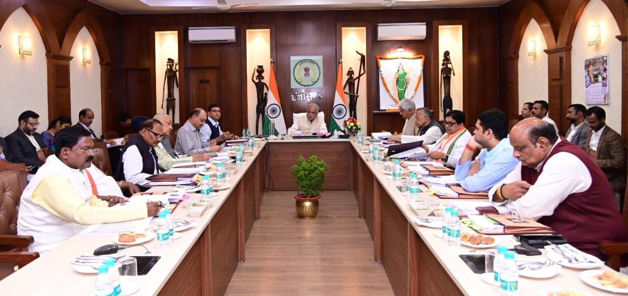 रायपुर : मुख्यमंत्री  भूपेश बघेल की अध्यक्षता में आज यहां उनके निवास कार्यालय में कैबिनेट की बैठक शुरू