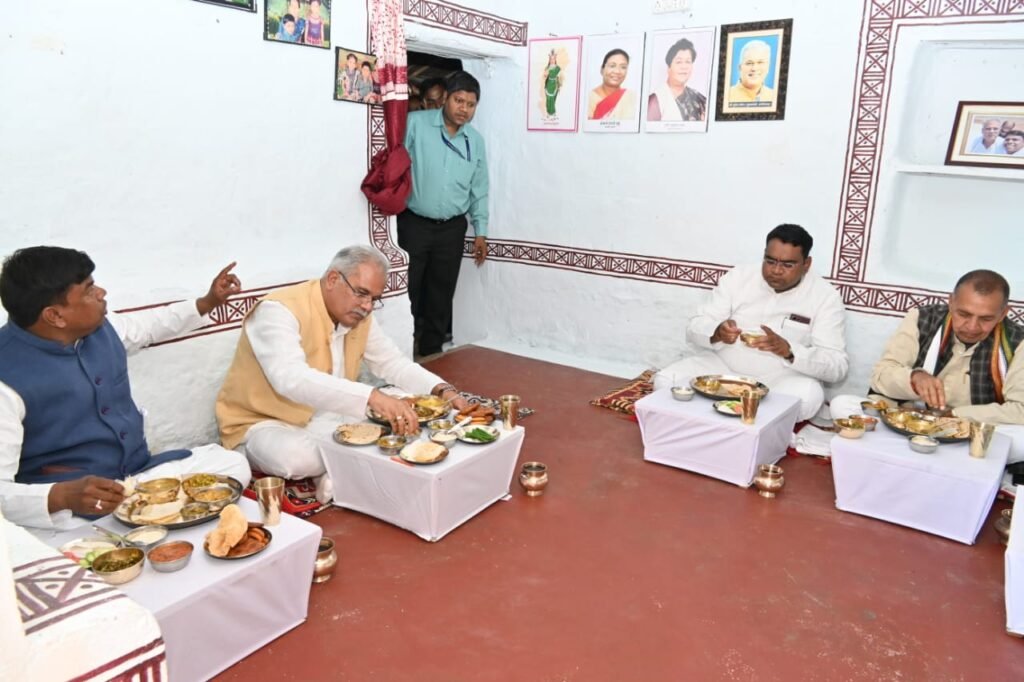 रायपुर : मुख्यमंत्री  भूपेश बघेल पहुंचे कुंजाम परिवार के घर, कांसे की थाली में लिया छत्तीसगढ़ के व्यंजनों का स्वाद