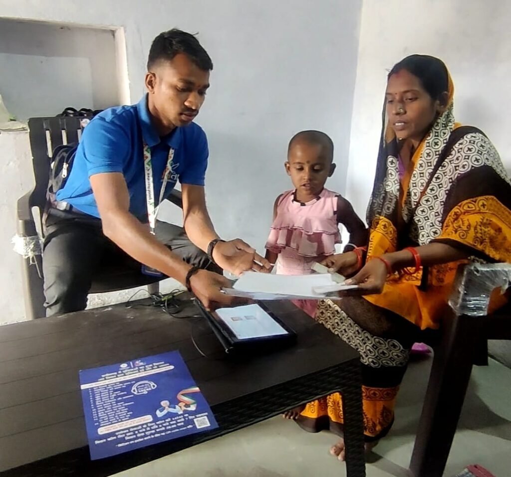 धमतरी: एक कॉल पर घर बैठे बन रहा पांच साल तक के बच्चों का आधार कार्ड