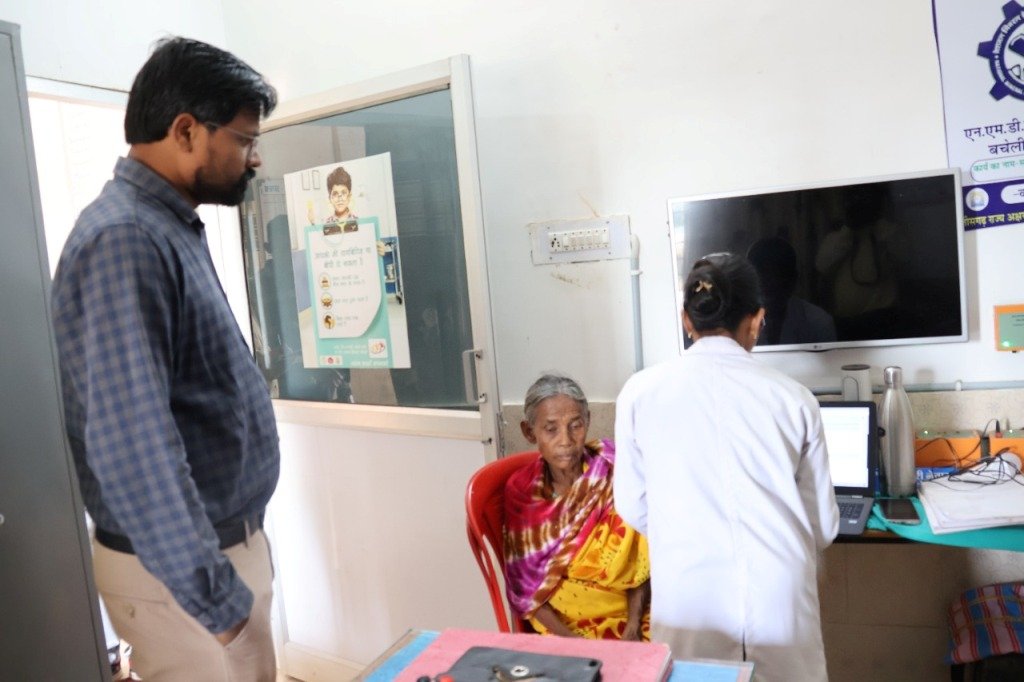 बीजापुर : स्वास्थ्य सुविधा, धान खरीदी, राशन दुकान, आंगनबाड़ी जैसे विभिन्न सुविधाओं का जायजा लेने कलेक्टर ने किया बीजापुर एवं भैरमगढ़ ब्लाक का औचक निरीक्षण