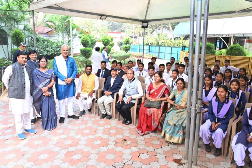 रायपुर : मुख्यमंत्री  भूपेश बघेल से शासकीय हाई स्कूल मदराकुही के छात्रों ने की सौजन्य मुलाकात
