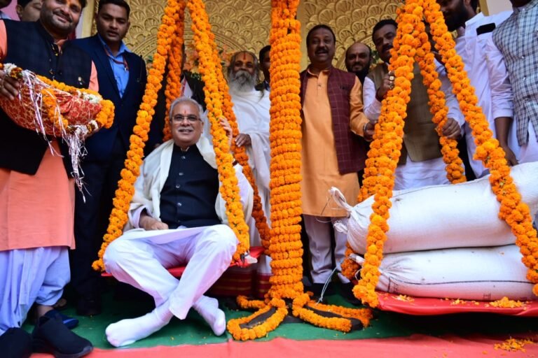 रायपुर: मुख्यमंत्री  भूपेश बघेल दूधाधारी मठ पहुंचे : सभी को छेरछेरा पुन्नी के गाड़ा गाड़ा बधाई : मुख्यमंत्री