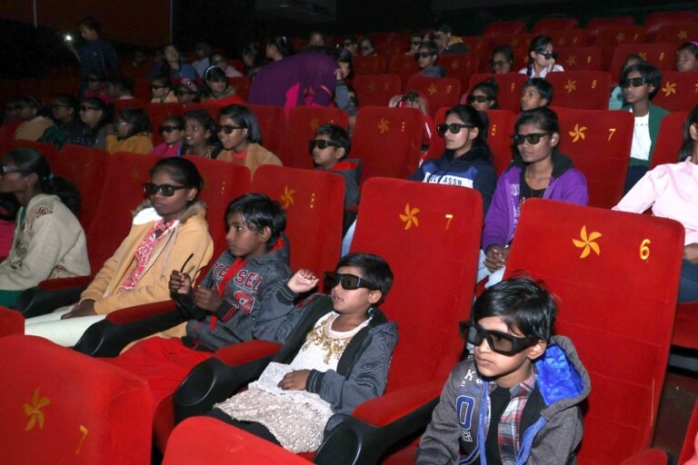 रायगढ़ : कलेक्टर  रानू साहू की पहल पर बच्चों ने देखी अवतार-द वे ऑफ वाटर मूवी