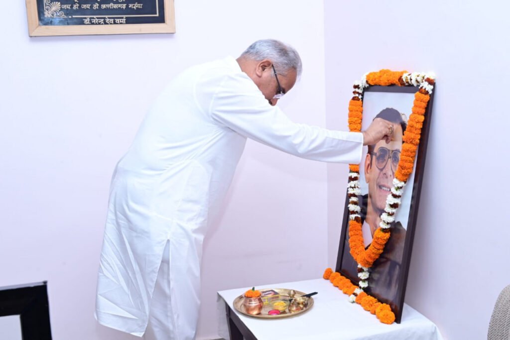रायपुर : मुख्यमंत्री ने पंडित श्यामाचरण शुक्ल की जयंती पर उन्हें किया नमन