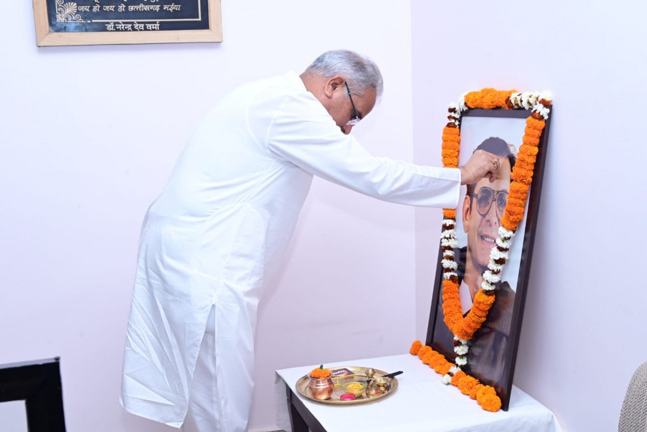 रायपुर : मुख्यमंत्री ने पंडित श्यामाचरण शुक्ल की जयंती पर उन्हें किया नमन
