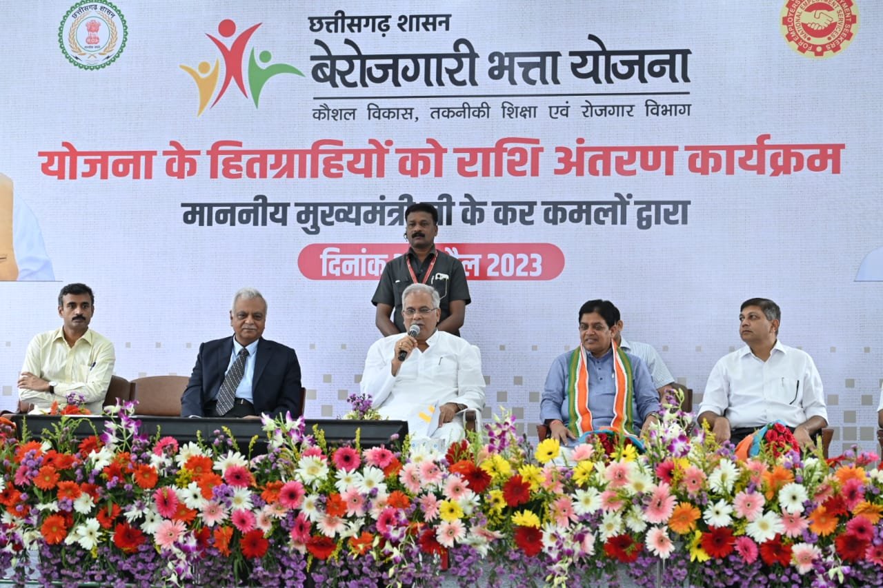 रायपुर : मुख्यमंत्री बेरोजगारी भत्ता योजना के हितग्राहियों से कर रहे बात