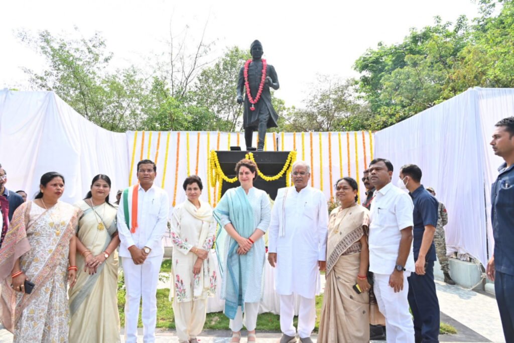 रायपुर : मुख्यमंत्री भूपेश बघेल और कार्यक्रम की विशिष्ट अतिथि प्रियंका गांधी ने पं. नेहरू की मूर्ति पर श्रद्धा सुमन अर्पित किए