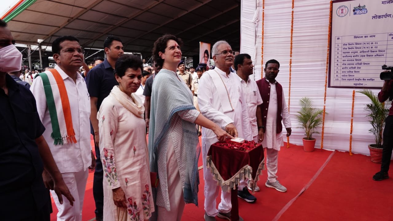 रायपुर : मुख्यमंत्री  भूपेश बघेल और विशिष्ट अतिथि प्रियंका गाँधी ने किया 129 करोड़ 44 लाख से अधिक राशि के 52 विकास कार्यों का लोकार्पण व भूमिपूजन