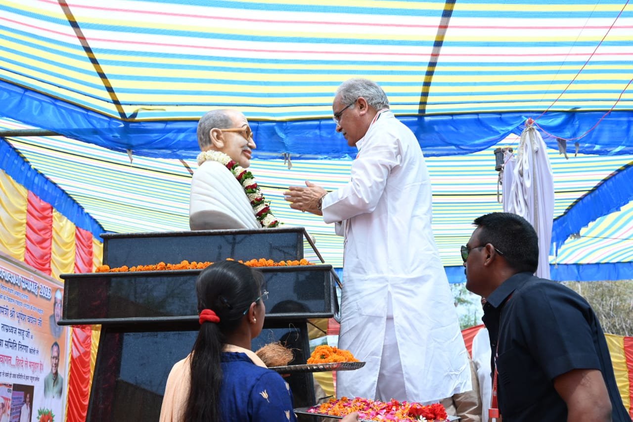 रायपुर : मुख्यमंत्री  भूपेश बघेल दुर्ग ग्रामीण विधानसभा के ग्राम तिरगा पहुंचे: यहां उन्होंने उप-स्वास्थ्य केंद्र में राष्ट्रपिता महात्मा गांधी एवं तिरगा उ.मा.स्कूल में दाऊ स्व.प्यारेलाल बेलचंदन की प्रतिमा का अनावरण किया