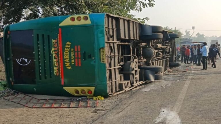 25_11_2023-bus_overturned_sagar_215