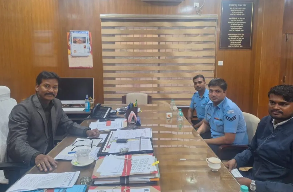 CG : कलेक्टर चौहान से वायुसेना के सार्जेंट चौबे और कार्पोल जेना ने किया मुलाकात